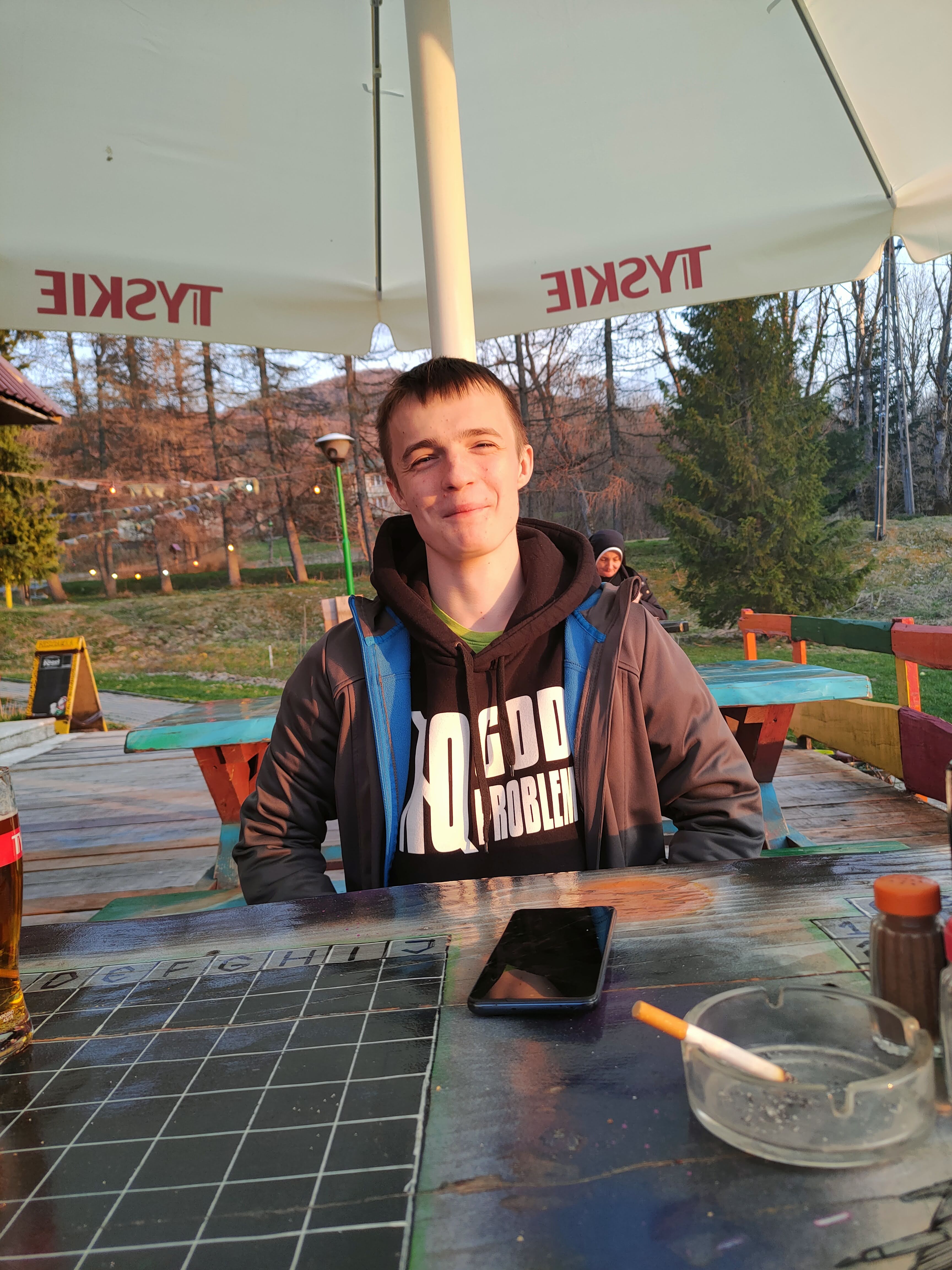 Kotu pod parasolem